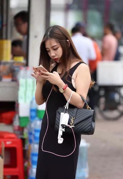 俏丽小姐姐紧身包臀裙搭配小巧的紧身背心，时髦的穿搭尽显青春