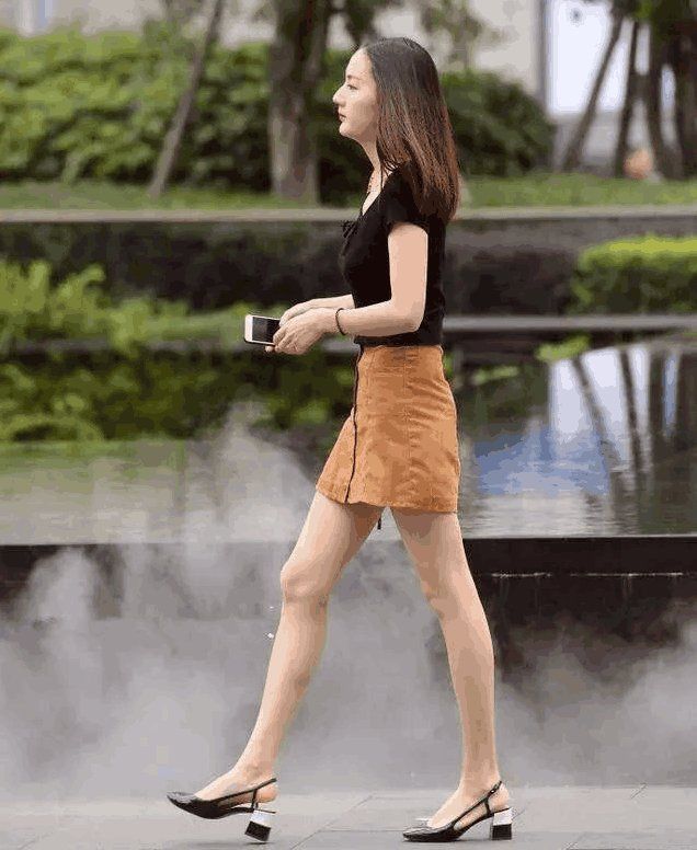 小姐姐身材高挑,颜值也不错,一双白嫩大长腿越看越美!