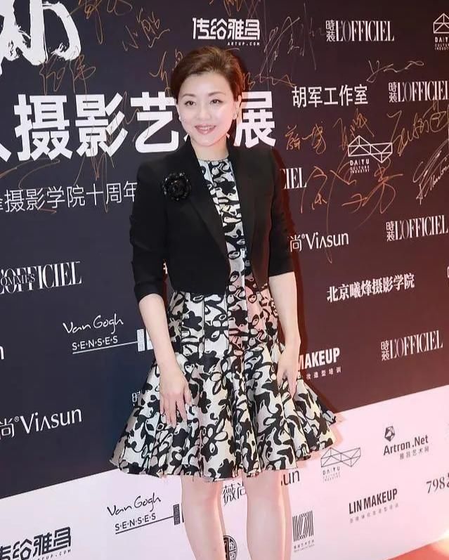 『韵味』杨澜难得如此羞涩,紧身裙配黑丝很有韵味