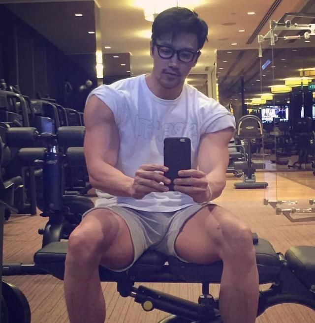  [大叔]大叔是个70后,每天坚持健身,这身材比二十多岁的小伙子还好啊
