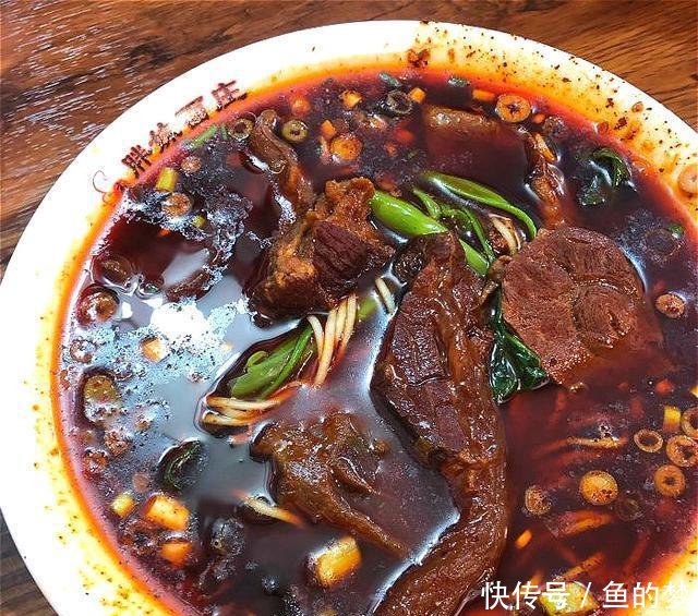  小面■重庆旅游必打卡的网红小面！生意火爆每天排队！