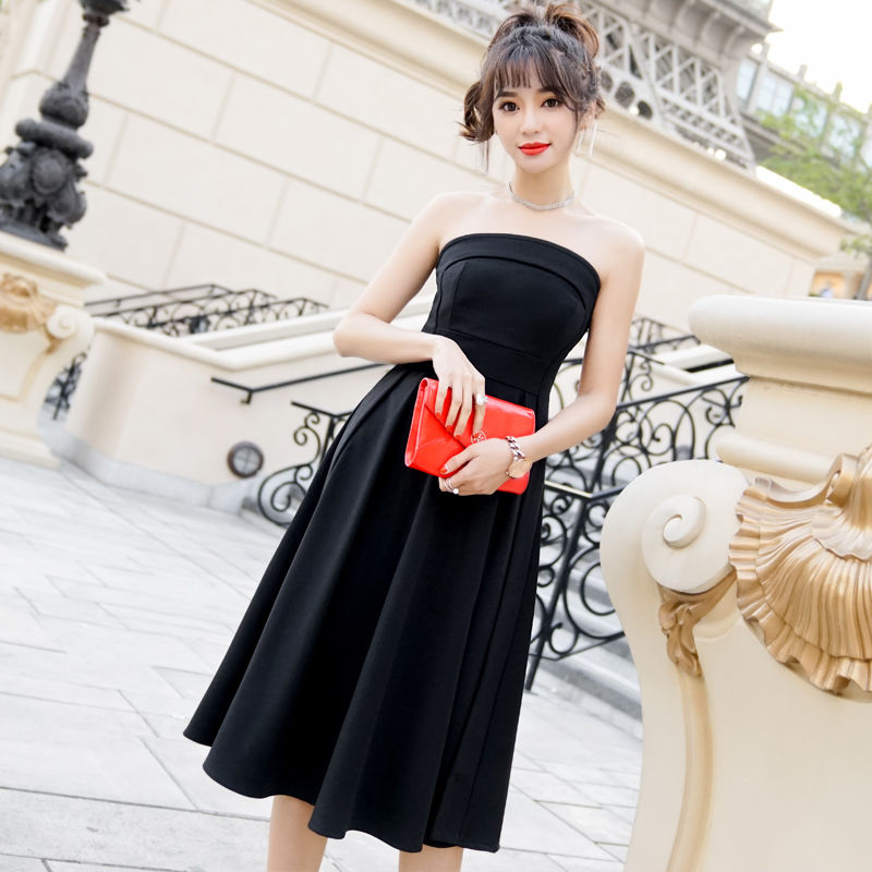 现在的女人果然胆大,吊带都不穿了,穿个抹胸裙直接出门,太性感