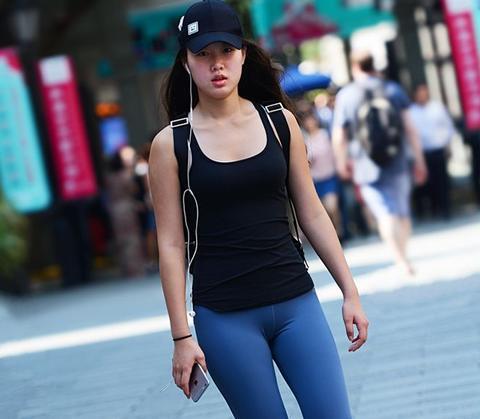 紧身打底裤：清秀唯美的打扮，提升身材曲线！