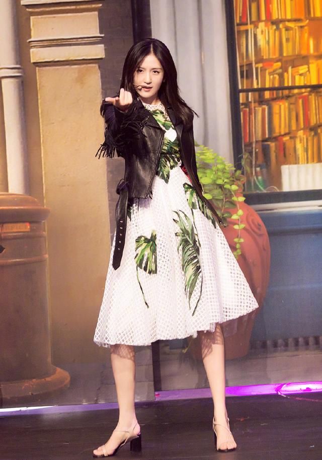 谢娜穿九千六的印花裙现身机场，没想到却把大牌穿出了乡土气