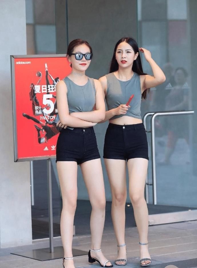  尽显|这两位妹子审美观不错，穿一模一样的短裤，尽显高挑身材！