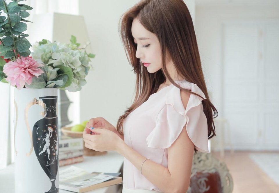 街拍性感嫩模孙允珠波浪花领白梯形抹胸包臀裙