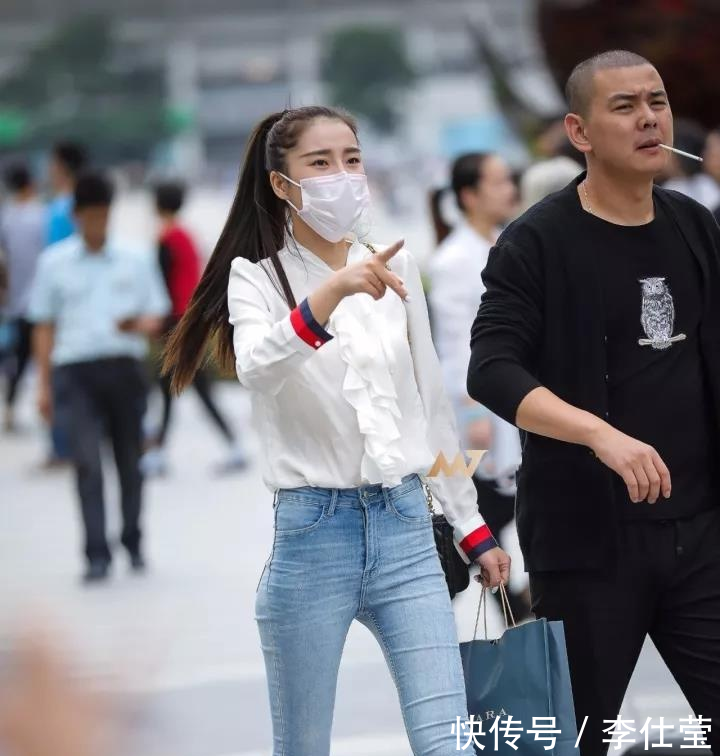 扎马尾的小姐姐穿紧身牛仔裤秀出青春与时尚,口罩也遮不住她的美