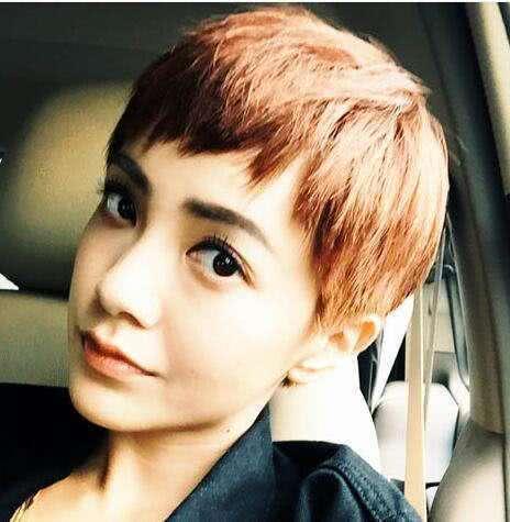 女生帅起来就没男生什么事了,周冬雨短发纯净,短发意外好看的是她