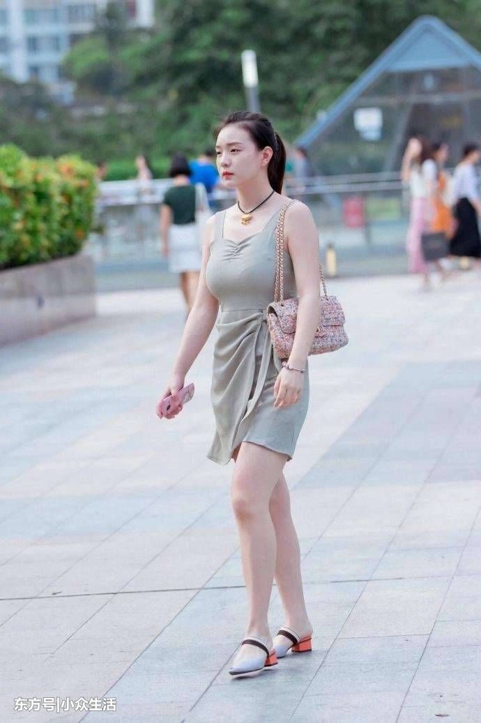 街拍:小姐姐紧身裤不仅端庄时尚, 还干净利落