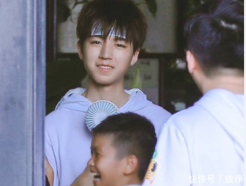 王俊凯胳膊被蚊子咬了之后,肿成一个大包,粉丝