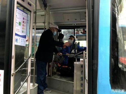  「乘坐公交车」贵阳部分老年人扫不了“健康码”坐车怎么办？公交公司回应了