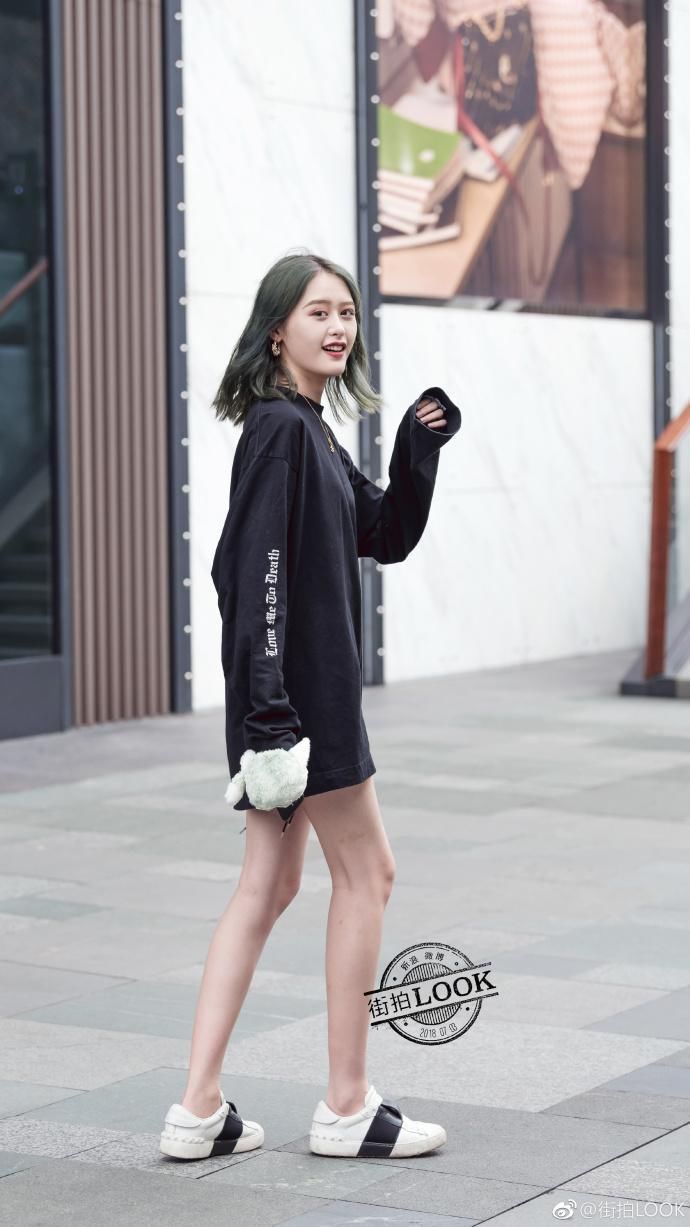 街拍:清新优雅魅力难挡，雪纺连衣裙美到发光