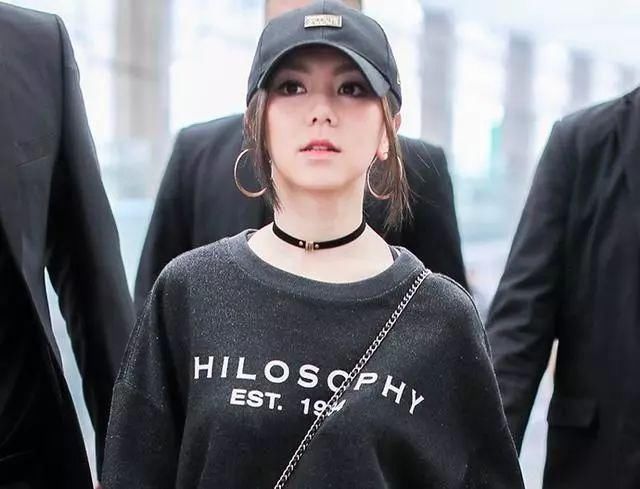 邓紫棋的最新机场秀，脱下皮裤后变牛仔风，网友:破洞是新爱好?