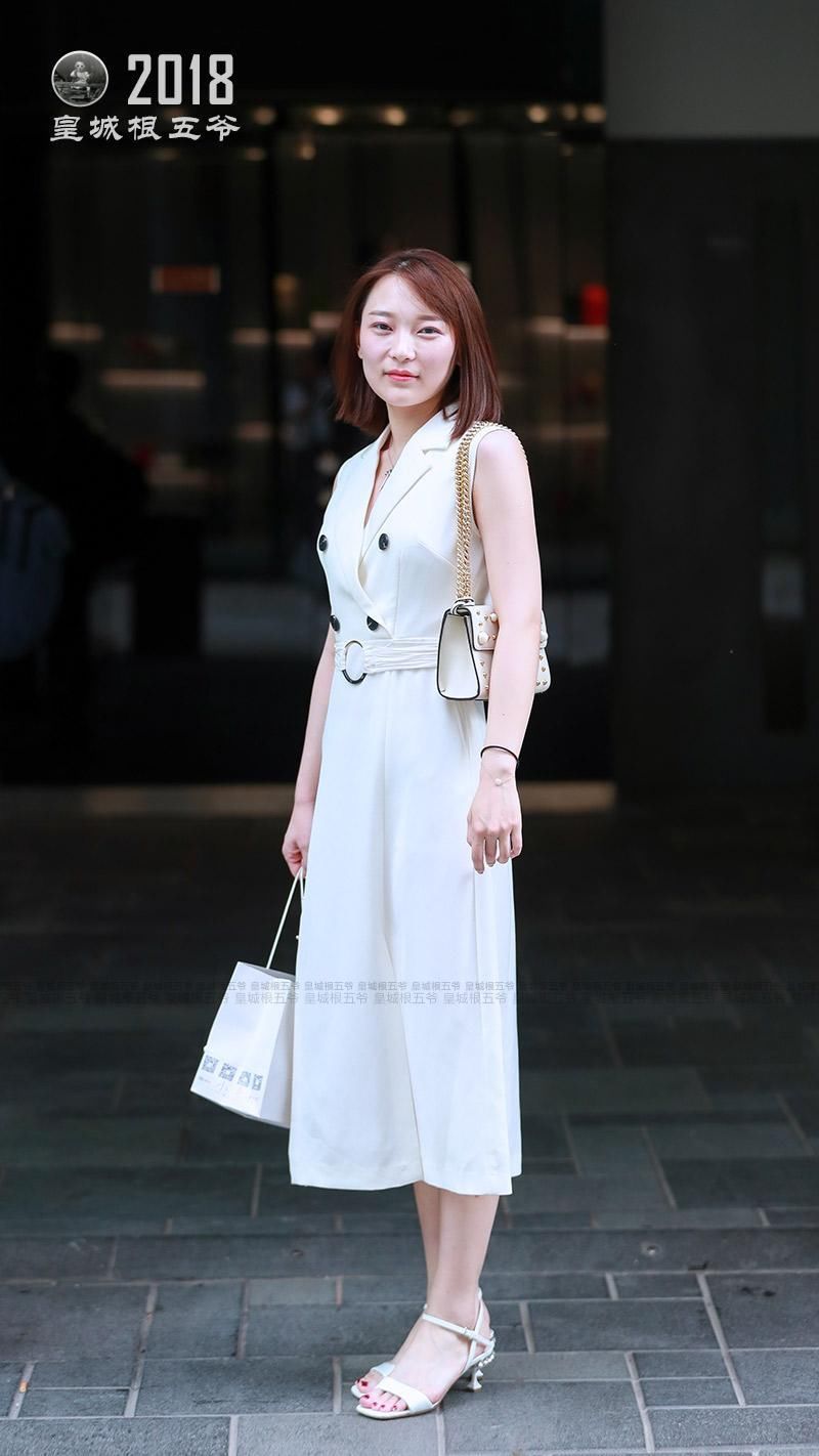 街拍：三里屯的女孩一个比一个漂亮，尤其是东方女孩更美