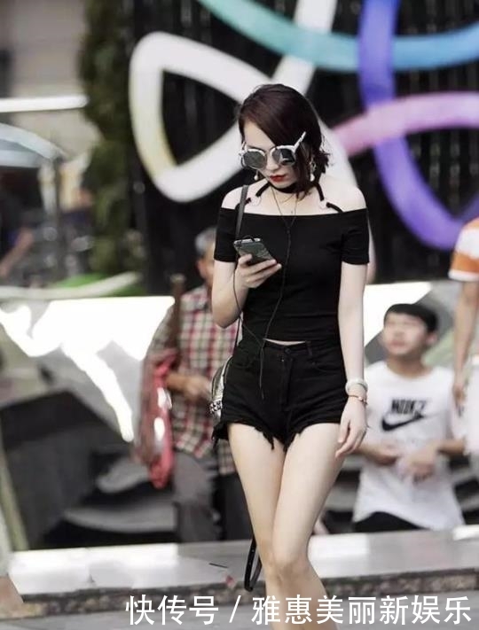  [蓝色]街拍：美女穿蓝色条纹紧身裙，秀出纤细长腿，明媚的笑容充满魅力