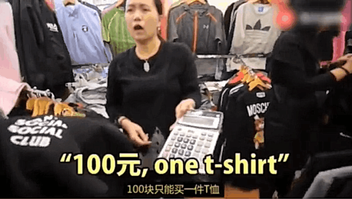 实拍: 老外在中国买衣服, 全程用英语砍价, 没想