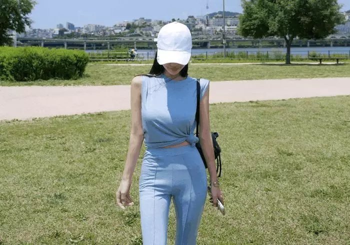 街拍：紧身喇叭裤显性感还很有气质