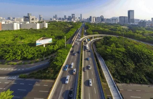 日本妹子来中国旅游，看到深圳后，觉得自己是土包子进城