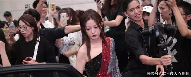 赵薇也老了 出席节目只能用用墨镜掩饰粉底都遮不住的眼袋!