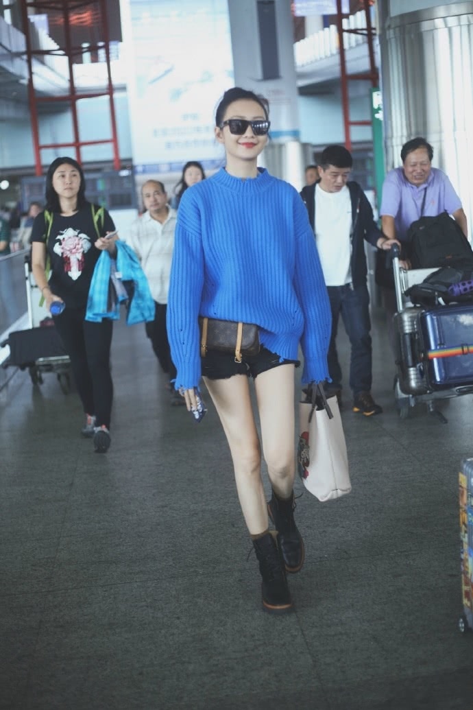 王鸥一条破洞牛仔裤秀曲线，网友：这腿真的撩到我了！