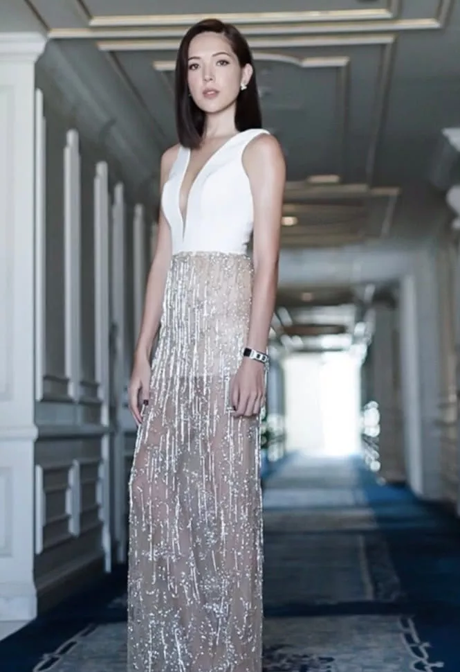 许玮甯一袭长裙亮相，深V抢镜，下半身才是百万粉丝关注的焦点！