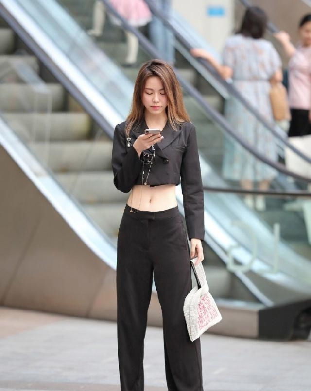  『迷人』路人街拍,姑娘清爽利落十分迷人,穿绿色的连衣裙,十分的成熟