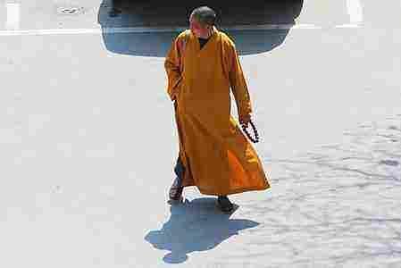 在景区遇到行骗假和尚,手段很简单!却有很多人上过当!