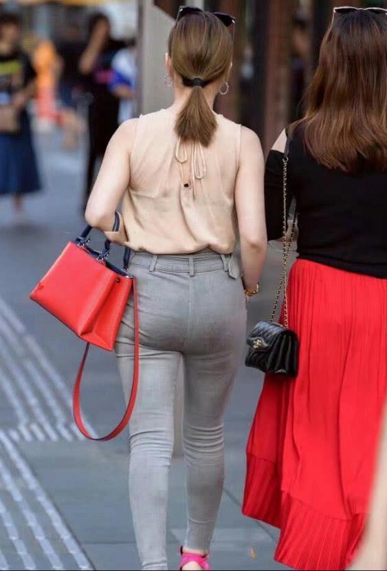 很多聪明的女性喜欢选择打底裤，舒适时尚凸显好身材！