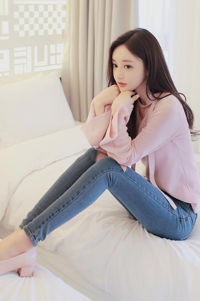 紧身裤的穿搭不失慵懒的味道，让青春的气息更加浓郁！