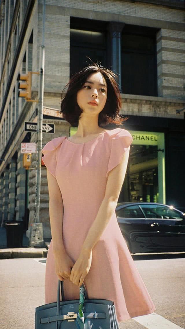 街拍：美腿俊美前卫的小姐姐，穿着看起来展现出独个性很有韵味！