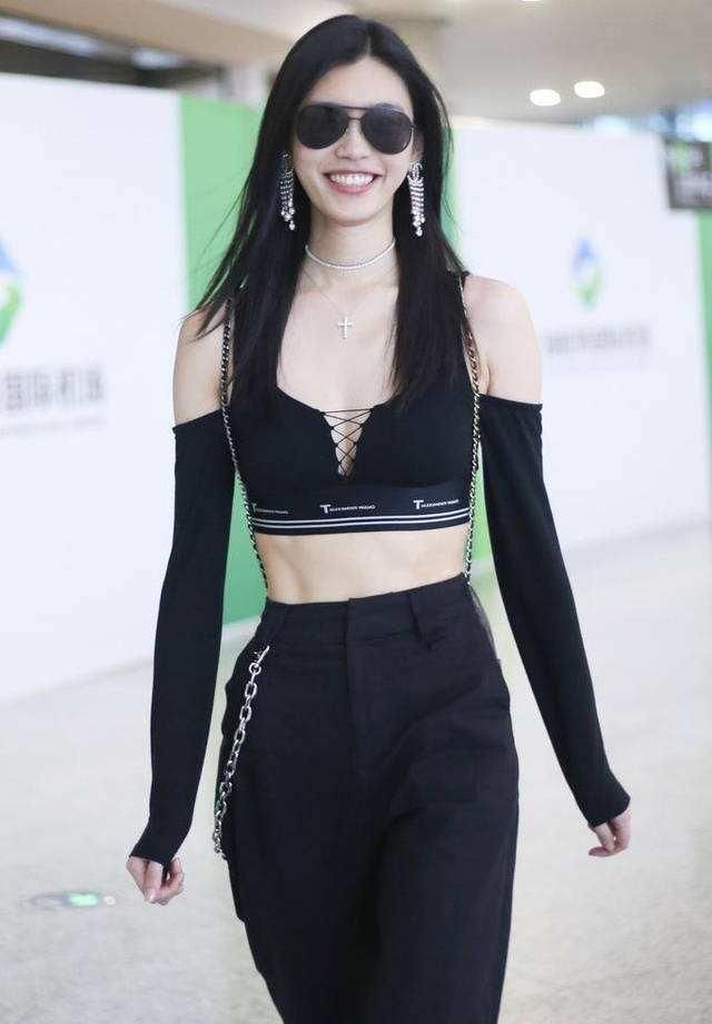 奚梦瑶身穿吊带亮片短裙现身机场，大秀性感！看到她的鞋我沉默了