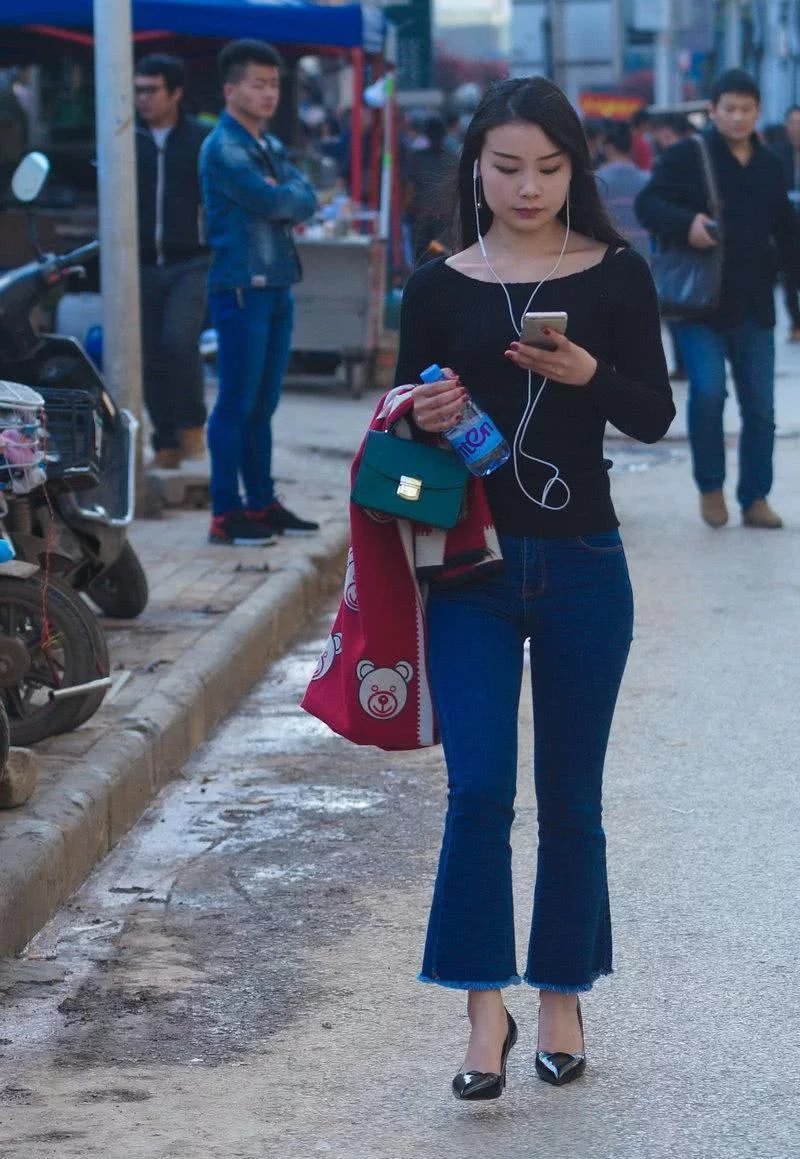 俏丽小姐姐紧身牛仔裤，简约的穿搭充满时尚范