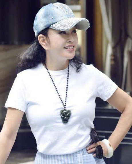刘晓庆“够狠”，63岁还敢这样穿，网友：这身段只有20多岁吧