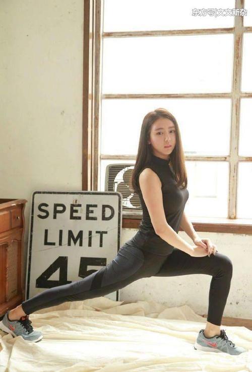 街拍：这种酷酷的打底裤装扮是美女没法拒绝的