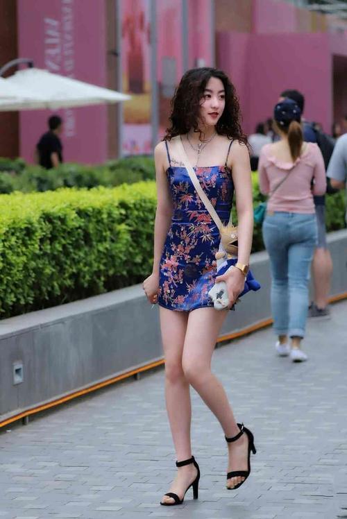街拍：穿着紧身简约出门的小姐姐，曲线身材完美时尚感十足！