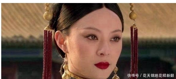 『甄嬛回宫』甄嬛传甄嬛风光回宫时,却有意戴一金一银,故意做给皇后看
