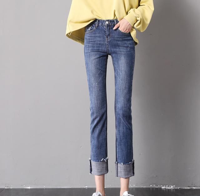 “魏璎珞”吴谨言现身机场，穿直筒牛仔裤，网友：这样搭配好清纯