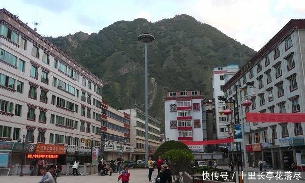 四川最独特县城，建在悬崖边上，川藏线必经之路！