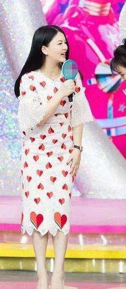 李湘真厉害! 穿的是包臀裙还夹得这么紧 网友: 这尺寸也未免太尴