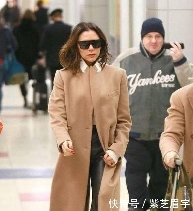  『大牌』贝嫂不再穿拖地长裤，用驼色呢大衣搭配毛衣，简单又大牌！