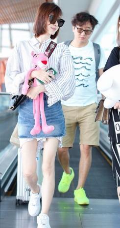 王丽坤尴尬了，衬衫从裙子底下露出来，网友：穿林更新的衣服了？