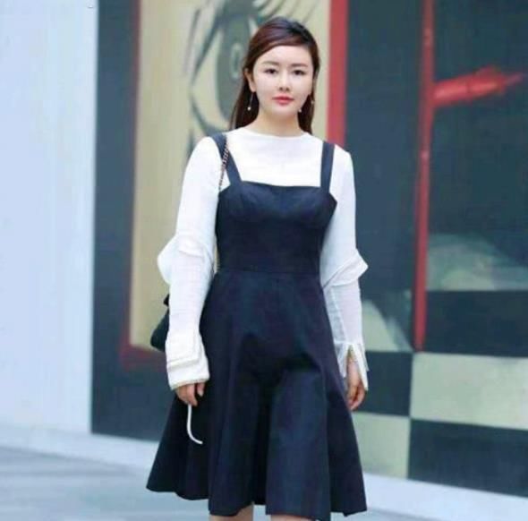  『美女』街拍美女:魅力多姿连衣裙,清爽大方又阳光,就一个字美