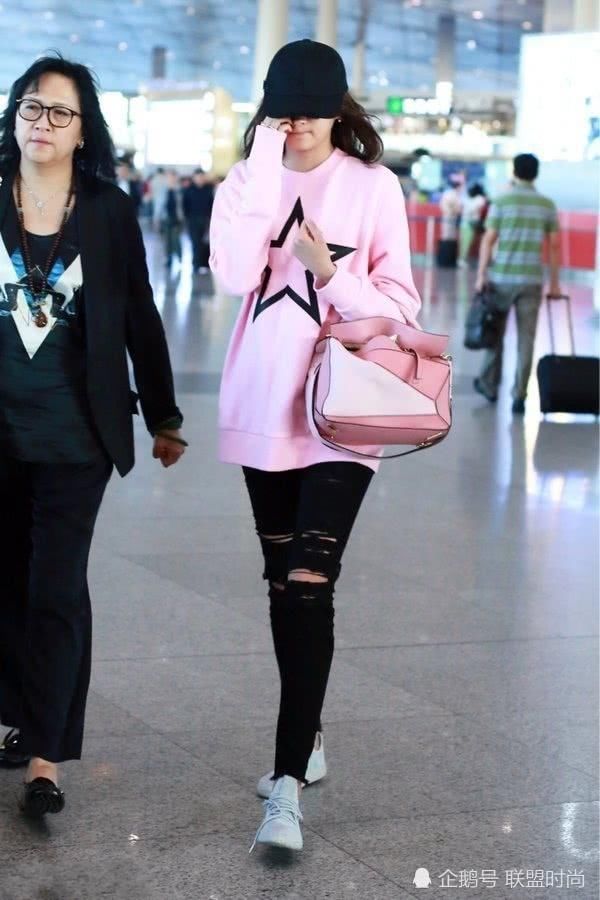 关晓彤穿短裤欲秀腿，不想却被拖鞋抢镜，网友：太廉价了吧？