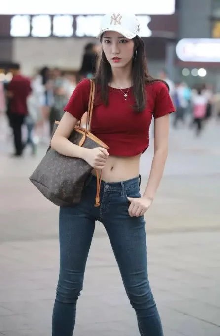 休闲阳光的小姐姐紧身牛仔裤配红色小T恤，出门逛街时刻关注形象