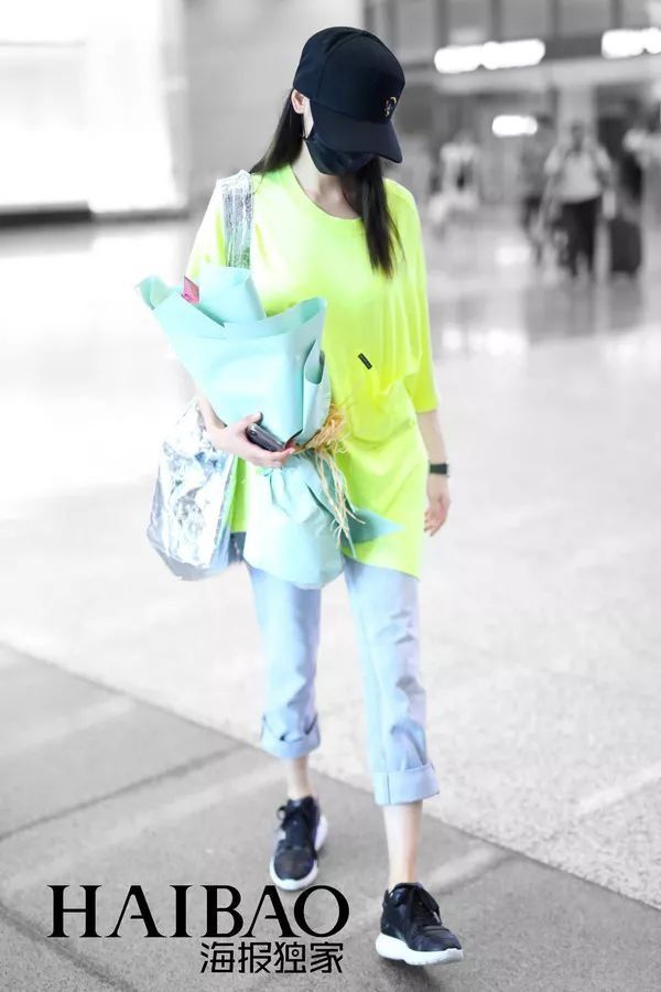 瘦回巅峰的赵薇年轻10岁!白百何这脸是怎么了?【海报街拍】