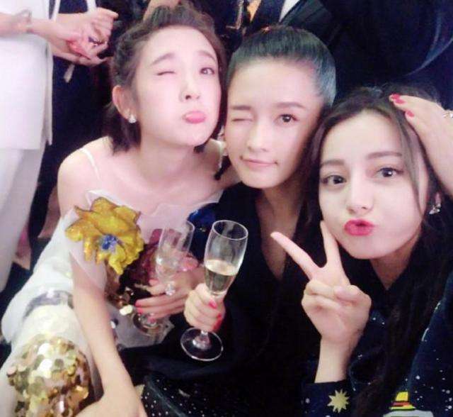 迪丽热巴李溪芮李沁唐艺昕活动穿一双鞋, 网友: 全是腿足足看一年