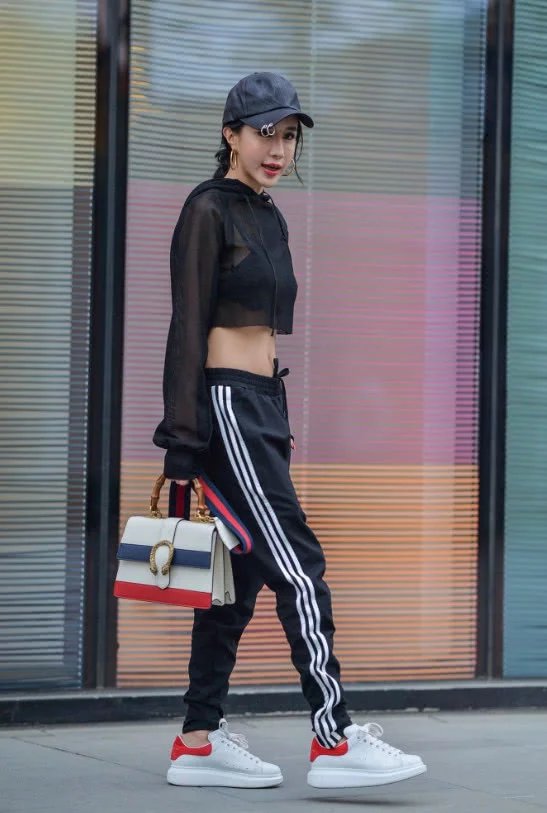 气质小姐姐一身休闲运动装，匀称标致的魔鬼身材，清爽干练