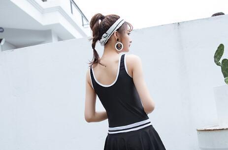 身段苗条的泳衣美女，穿出女人小清新的感觉，让人不喜欢都难