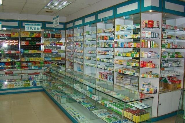 药店上班小姨说，这不起眼小乳膏，早晚涂一涂，淡化色斑更显年轻