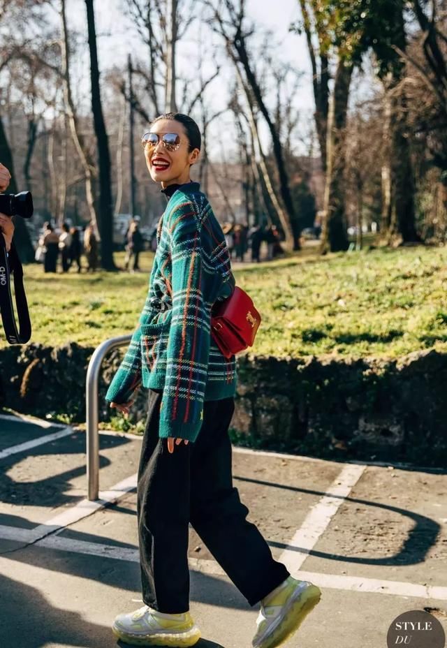  【过时】“卫衣”已经过时了，今年流行的是“奶奶衫”，刘雯穿上后美翻了